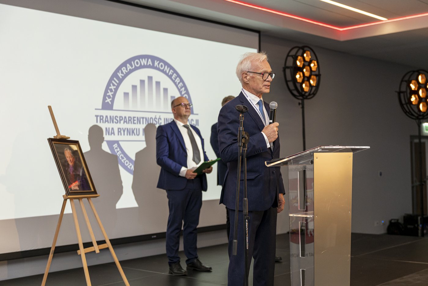 Otwarcie konferencji – wystąpienie pod portretem prof. Andrzeja Hopfera, patrona Stowarzyszenia