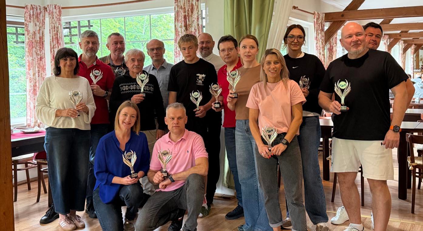 Uczestnicy spływu 2026 r.: Teresa Wąsowicz, Mariusz Witczyk, Jan Olchówka, Andrzej Kozuń, Przemysław Samełko, Michał Luto z synem, Krzysztof Staniszewski, Beata Walczak, Joanna Kamińska, Marta Korpalska, Łukasz Żuk, Bogdan Drymuch, Agnieszka Zegarek-Dudzińska i Piotr Jasiński (fot. Przemysław Samełko)